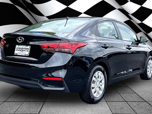 Used 2022 Hyundai Accent SE FWD image 2