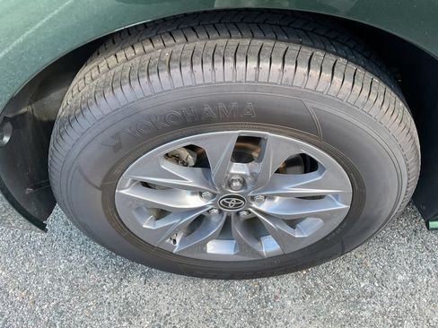 Used 2025 Toyota Sienna XLE FWD image 13