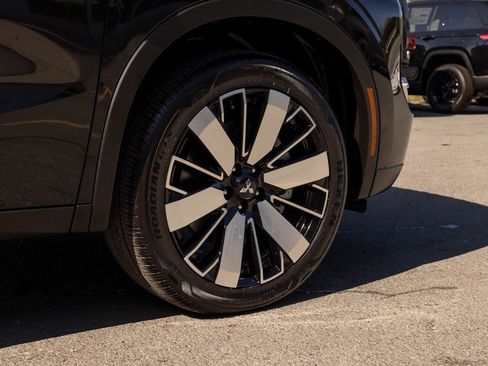 Used 2025 Mitsubishi Outlander SE image 10