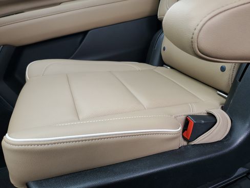 Used 2021 Chevrolet Suburban Premier w/ Premium Package image 34