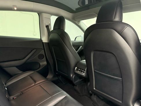 Used 2022 Tesla Model Y Long Range image 13