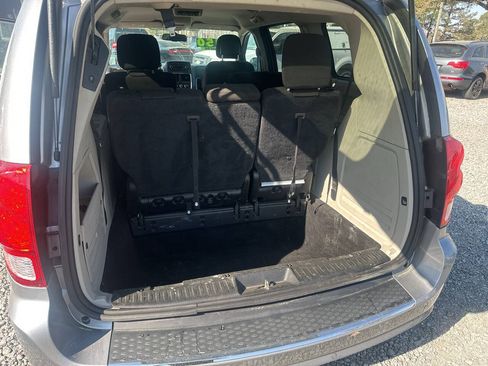 Used 2016 Dodge Grand Caravan SXT w/ UConnect Hands-Free Group FWD image 17