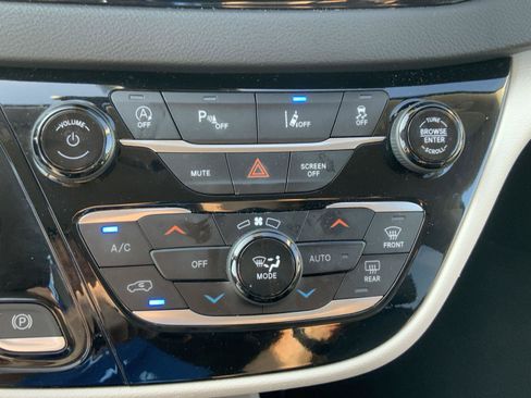 Used 2023 Chrysler Pacifica Touring-L FWD image 31