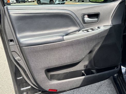 Used 2016 Toyota Sienna SE Premium FWD image 12