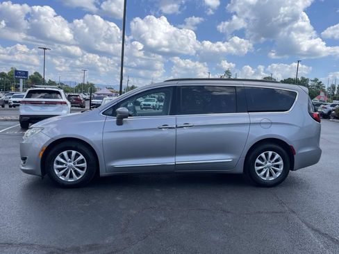 Used 2017 Chrysler Pacifica Touring-L FWD image 3