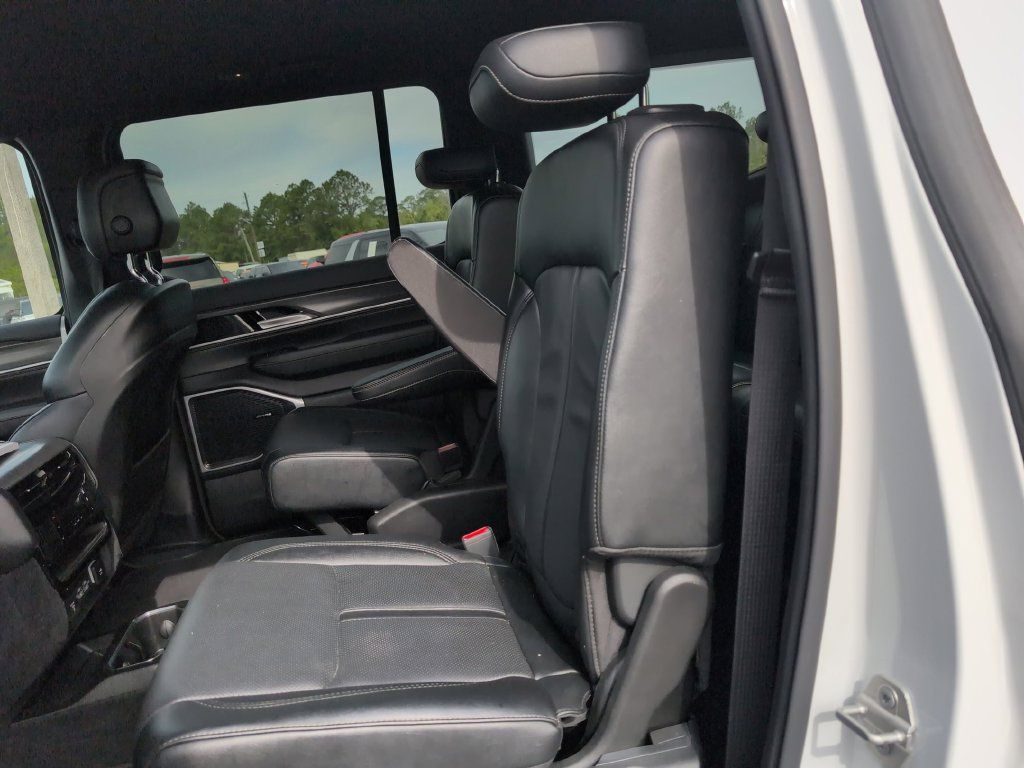 Used 2024 Jeep Wagoneer Series III AWD/4WD image 27