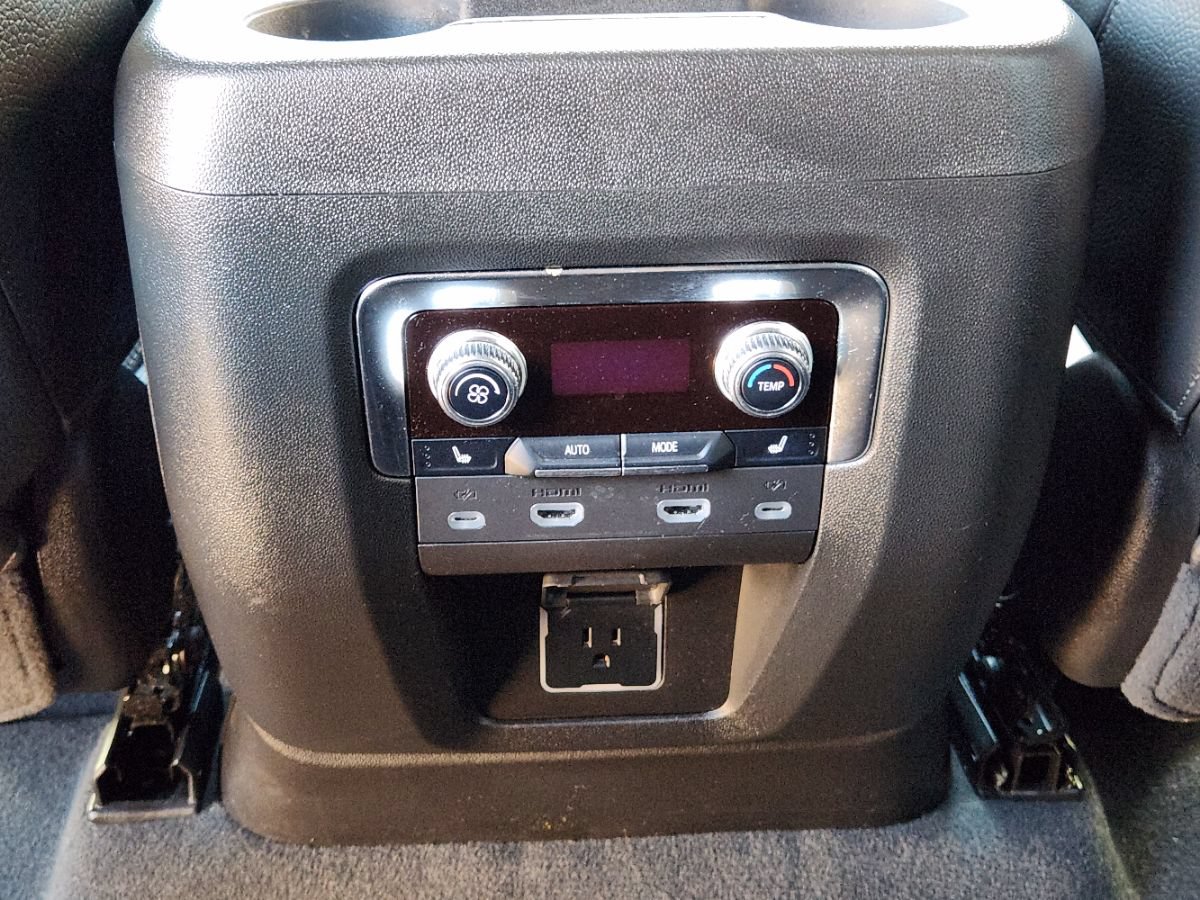 Used 2024 GMC Yukon Denali w/ Advanced Technology Package AWD/4WD image 47