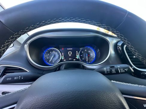 Used 2024 Chrysler Pacifica Touring-L FWD image 27
