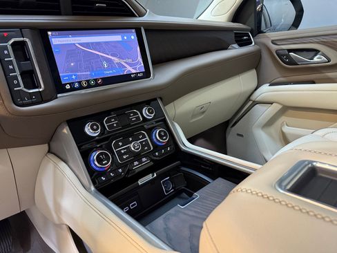 Used 2021 GMC Yukon Denali w/ Denali Premium Package image 27