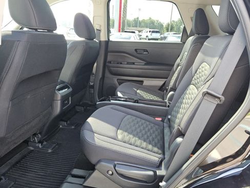 Used 2024 Nissan Pathfinder SV w/ SV Premium Package FWD image 4