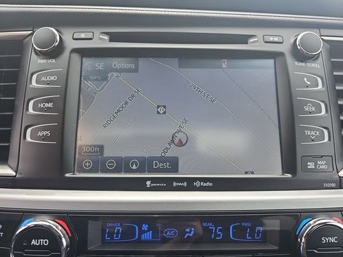 Used 2019 Toyota Highlander XLE AWD/4WD image 30