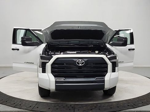 Used 2022 Toyota Tundra SR5 w/ SR5 Convenience Package AWD/4WD image 10