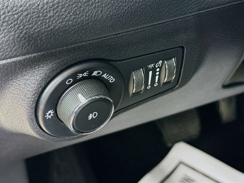 Used 2019 Jeep Compass Latitude FWD image 9