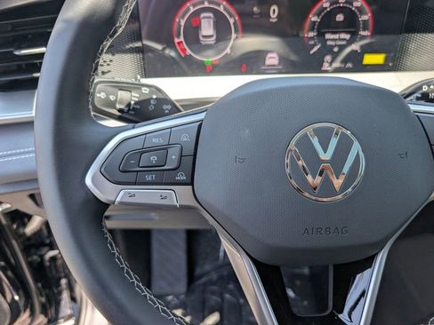 New 2025 Volkswagen Tiguan SE image 15