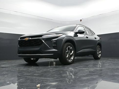 Used 2025 Chevrolet Trax LT FWD image 46