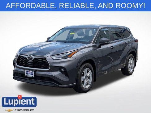 Used 2024 Toyota Highlander LE FWD image 1