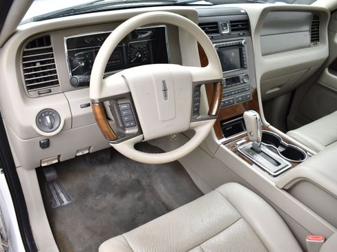 Used 2014 Lincoln Navigator 2WD image 21