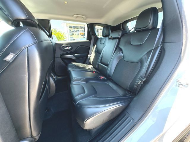 Used 2020 Jeep Cherokee Latitude Plus w/ Cold Weather Group AWD/4WD image 25