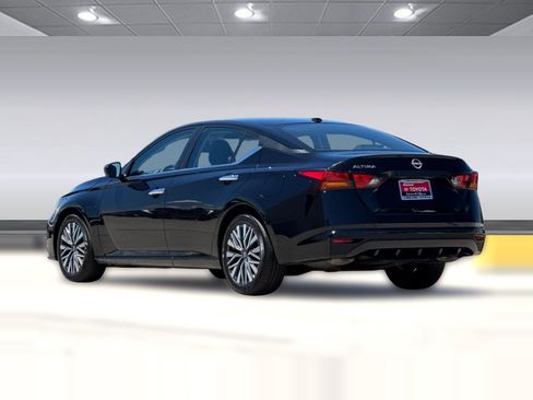 Used 2025 Nissan Altima 2.5 SV FWD image 3