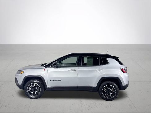 Used 2024 Jeep Compass Trailhawk AWD/4WD image 9