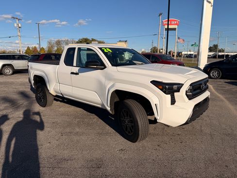 Used 2024 Toyota Tacoma SR image 5