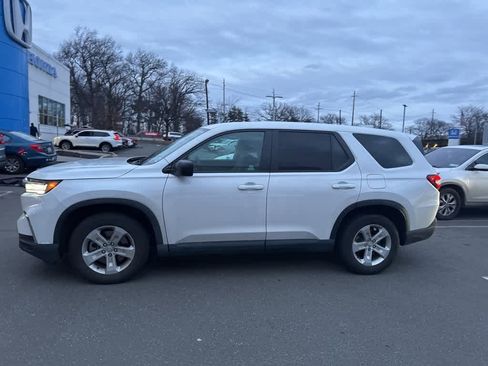 Used 2023 Honda Pilot LX image 2