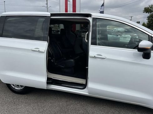 Used 2023 Chrysler Pacifica Touring-L FWD image 23