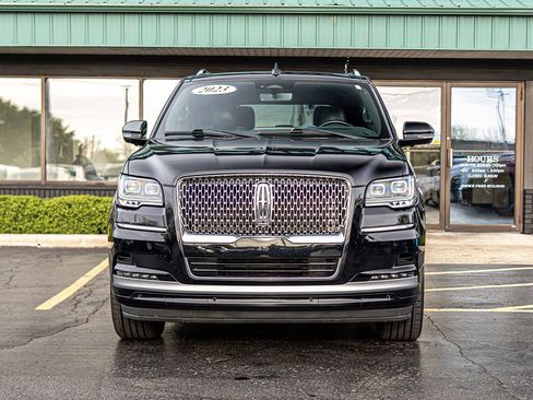 Used 2023 Lincoln Navigator Reserve AWD/4WD image 2