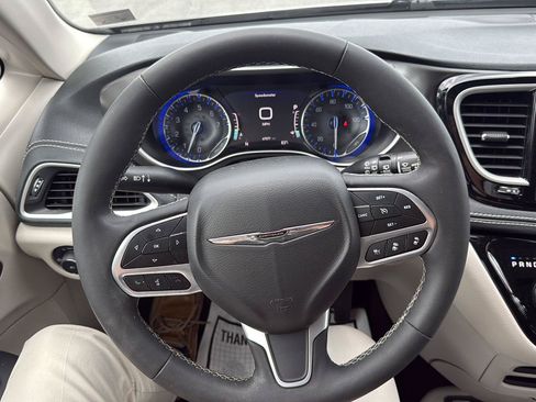 Used 2023 Chrysler Pacifica Touring-L FWD image 16