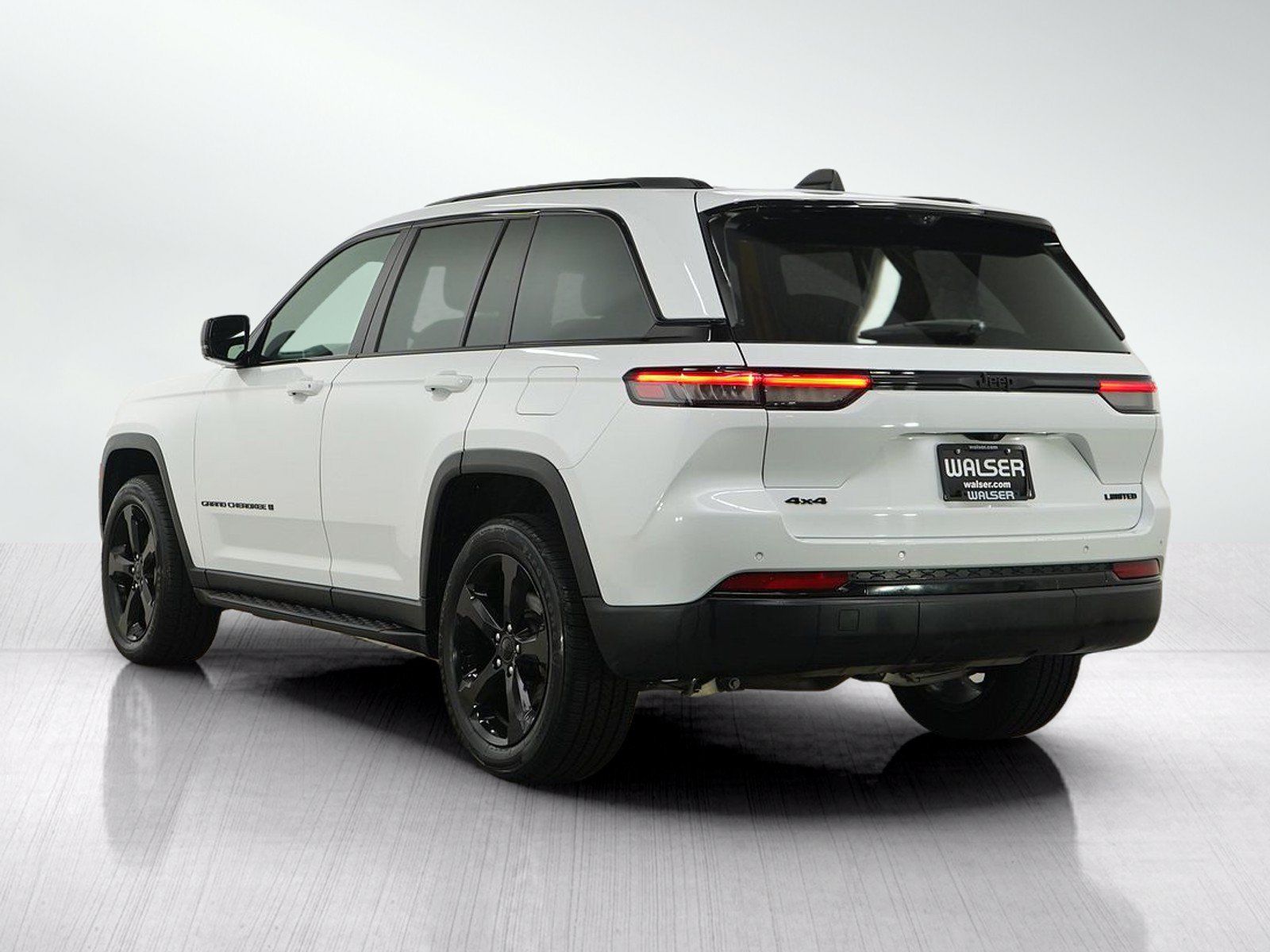 Used 2024 Jeep Grand Cherokee Limited w/ Luxury Tech Group II AWD/4WD image 4