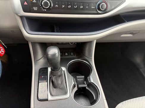 Used 2017 Toyota Highlander LE image 23