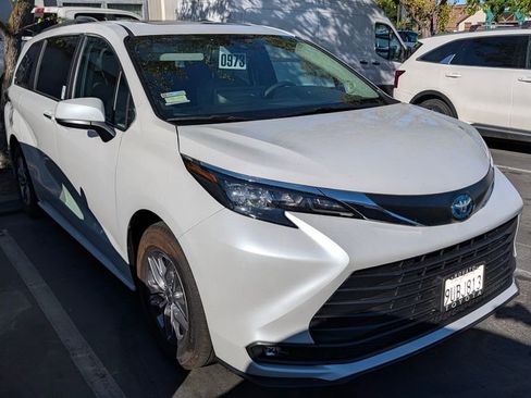 Used 2025 Toyota Sienna XLE w/ XLE Plus Package AWD/4WD image 6