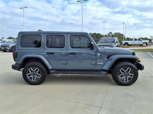 Used 2024 Jeep Wrangler Sahara image 11
