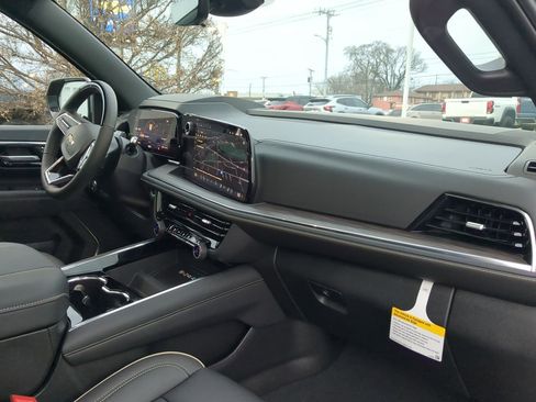 New 2025 Chevrolet Suburban Premier image 30