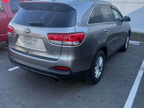 Used 2017 Kia Sorento FWD w/ LX Convenience Package image 4