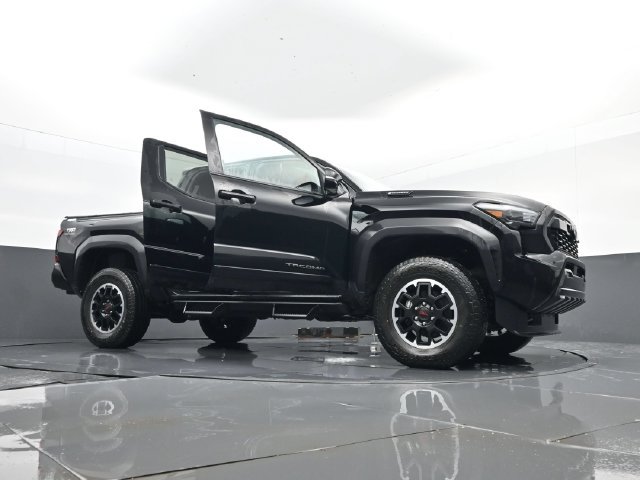 Used 2025 Toyota Tacoma TRD Off-Road w/ TRD Off Road Upgrade Package AWD/4WD image 33