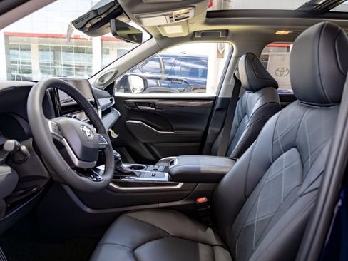 New 2026 Toyota Highlander Platinum AWD/4WD image 11