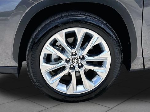 Used 2022 Toyota Highlander Limited FWD image 11