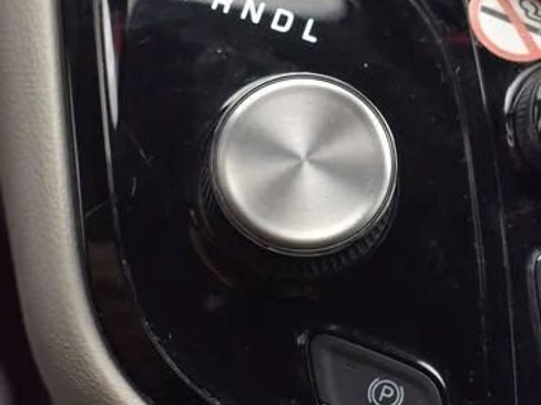 Used 2024 Chrysler Pacifica Touring-L image 34