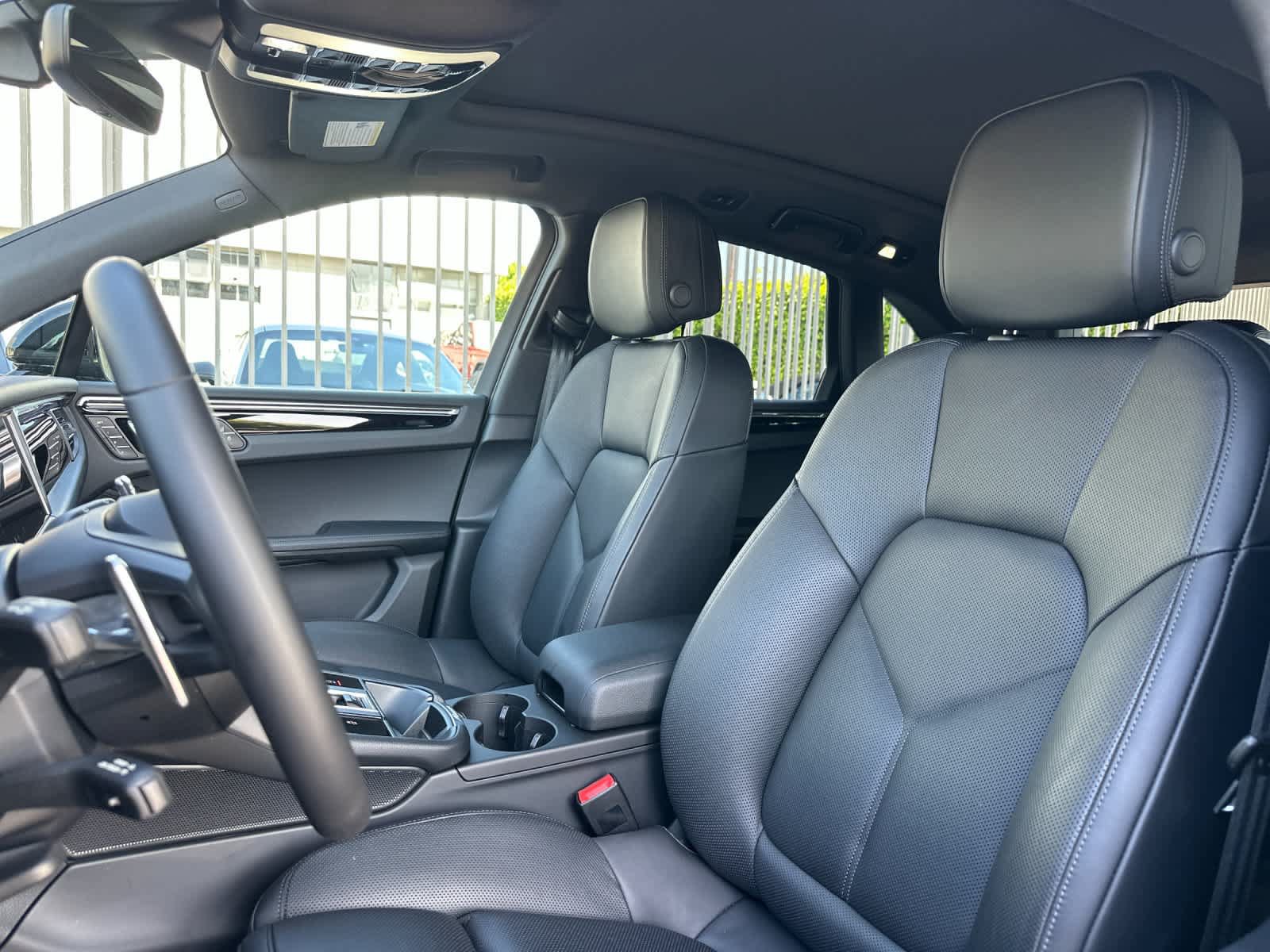 Used 2025 Porsche Macan AWD/4WD image 5