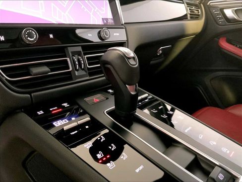 Certified 2023 Porsche Macan image 17