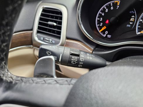 Used 2016 Jeep Grand Cherokee Limited w/ Luxury Group II image 45