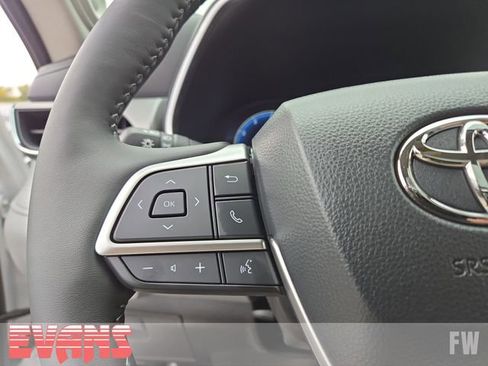 Used 2025 Toyota Highlander Platinum image 16