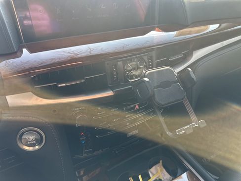 Used 2021 Lexus LX 570 4WD w/ Luxury Package image 16