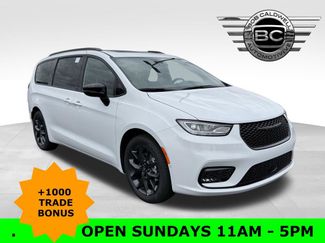 New 2026 Chrysler Pacifica Limited w/ Uconnect Theater Family Group FWD 360° Tour