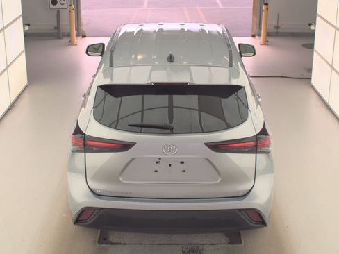 Used 2025 Toyota Highlander LE image 7