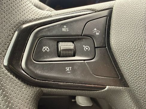 Used 2025 Chevrolet Trax LT FWD image 19