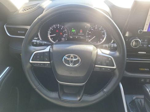 Used 2023 Toyota Highlander XLE image 18