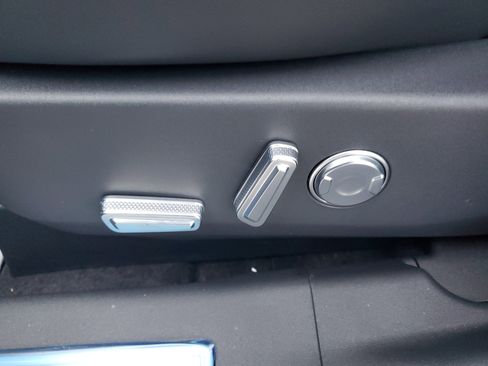 New 2025 Lincoln Nautilus Premier image 11