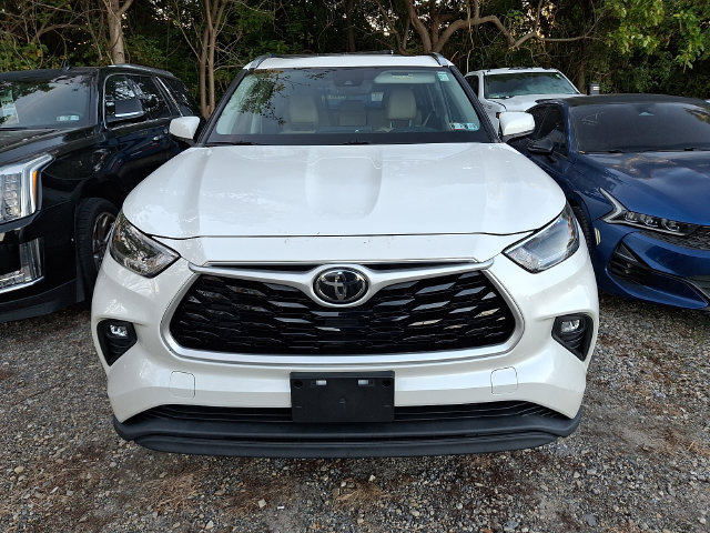Used 2021 Toyota Highlander XLE AWD/4WD image 2